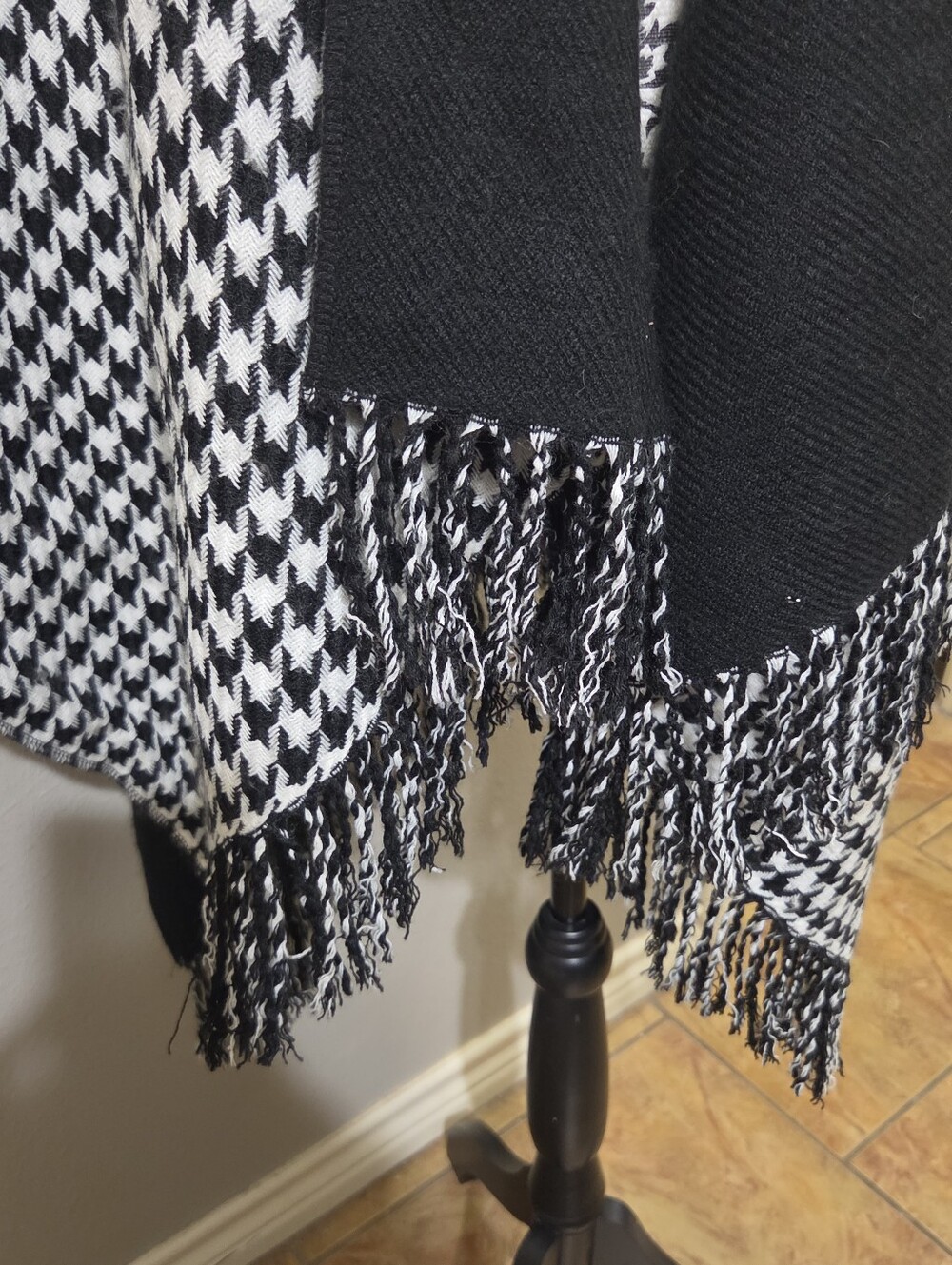 Black & White Houndstooth Poncho Wrap - Picture 4 of 6